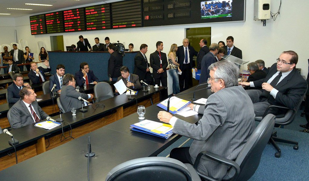 Apesar dos protestos da oposição e da pressão contra a extinção das pastas da Cultura e da Agricultura, projeto que extingue seis secretarias e 15.900 cargos deve ser aprovado sem mudanças substanciais; relator, Talles Barreto (PTB) diz que pretende manter na integra a proposta; “Se a matéria for alterada, perde a sua essência, que é promover o enxugamento da máquina e fazer economia para o Estado”, justifica; Major Araújo apresentou emenda carimbando a verba economizada na reforma para setores de segurança, educação e saúde (Foto: Realle Palazzo-Martini) Apesar dos protestos da oposição e da pressão contra a extinção das pastas da Cultura e da Agricultura, projeto que extingue seis secretarias e 15.900 cargos deve ser aprovado sem mudanças substanciais; relator, Talles Barreto (PTB) diz que pretende manter na integra a proposta; “Se a matéria for alterada, perde a sua essência, que é promover o enxugamento da máquina e fazer economia para o Estado”, justifica; Major Araújo apresentou emenda carimbando a verba economizada na reforma para setores de segurança, educação e saúde