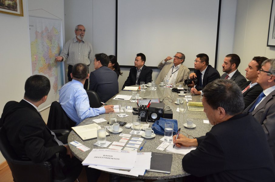 O secretário da Casa Civil do Estado, Bruno Dauster, se reuniu com representantes de seis empresas chinesas interessadas no investimento em obras de infraestrutura na Bahia; projetos como Porto Sul, Ferrovia de Integração Oeste Leste (Fiol), Veículo Leve Sobre Trilhos (VLT), aeroportos e sistemas de abastecimento de água foram apresentados ao grupo; Dauster afirmou que, juntos, Fiol e Porto Sul serão uma das mais importantes rotas de exportação de minérios de ferro e granéis agrícolas do País (Foto: Romulo Faro) O secretário da Casa Civil do Estado, Bruno Dauster, se reuniu com representantes de seis empresas chinesas interessadas no investimento em obras de infraestrutura na Bahia; projetos como Porto Sul, Ferrovia de Integração Oeste Leste (Fiol), Veículo Leve Sobre Trilhos (VLT), aeroportos e sistemas de abastecimento de água foram apresentados ao grupo; Dauster afirmou que, juntos, Fiol e Porto Sul serão uma das mais importantes rotas de exportação de minérios de ferro e granéis agrícolas do País