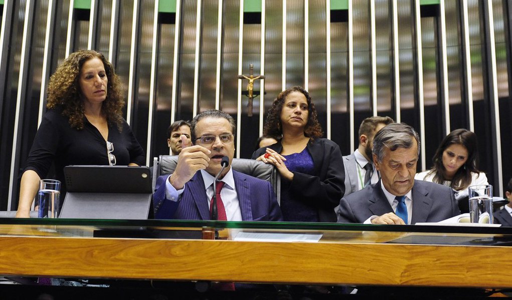 O presidente da Câmara, Henrique Eduardo Alves, confirmou nesta quarta-feira (26), em entrevista à imprensa, que a Mesa Diretora da Casa tomará hoje uma decisão sobre o pagamento dos salários de servidores que ganham acima do teto constitucional de R$ 29.462,25. "Hoje haverá uma decisão. Temos todas as informações do Supremo, do ministro Marco Aurélio, que tinha liminar, que já esclareceu todos os pontos", disse (Foto: Leonardo Araújo) O presidente da Câmara, Henrique Eduardo Alves, confirmou nesta quarta-feira (26), em entrevista à imprensa, que a Mesa Diretora da Casa tomará hoje uma decisão sobre o pagamento dos salários de servidores que ganham acima do teto constitucional de R$ 29.462,25. "Hoje haverá uma decisão. Temos todas as informações do Supremo, do ministro Marco Aurélio, que tinha liminar, que já esclareceu todos os pontos", disse