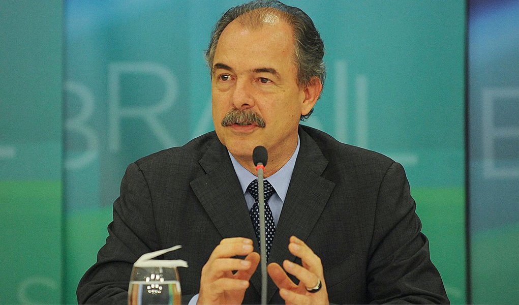 O ministro-chefe da Casa Civil, Aloizio Mercadante, comentou a pesquisa do Ibope que aponta queda no percentual de pessoas que avaliam o governo Dilma Rousseff como ótimo ou bom; segundo ele, os índices exigem “mais trabalho e atenção” do governo, principalmente a um “caminho sólido para a retomada do crescimento”; “O governo tem que ter humildade, trabalho, trabalho e trabalho. O nosso compromisso é para quatro anos e três meses de governo é apenas o início de processo. A fotografia não é boa, mas o filme vai ser muito bom”, disse (Foto: Valter Lima) O ministro-chefe da Casa Civil, Aloizio Mercadante, comentou a pesquisa do Ibope que aponta queda no percentual de pessoas que avaliam o governo Dilma Rousseff como ótimo ou bom; segundo ele, os índices exigem “mais trabalho e atenção” do governo, principalmente a um “caminho sólido para a retomada do crescimento”; “O governo tem que ter humildade, trabalho, trabalho e trabalho. O nosso compromisso é para quatro anos e três meses de governo é apenas o início de processo. A fotografia não é boa, mas o filme vai ser muito bom”, disse