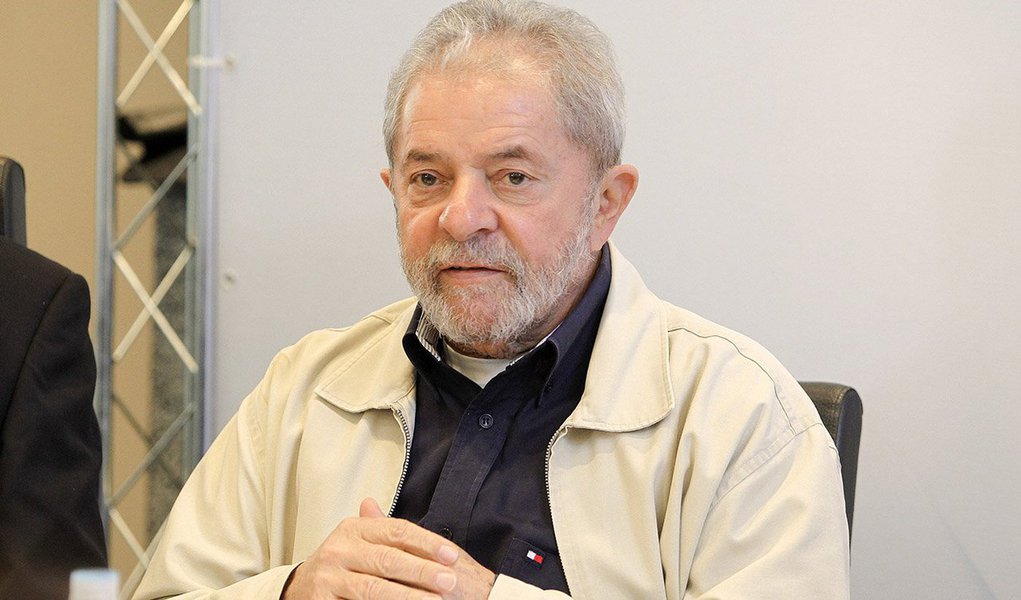 Ex-presidente se reúne com deputados, senadores e dirigentes do PT para cobrar reação contra "vazamentos seletivos" na Lava Jato e agenda conjunta sobre o cenário político e econômico, porque "ninguém vai superar essa crise sozinho" (Foto: Roberta Namour) Ex-presidente se reúne com deputados, senadores e dirigentes do PT para cobrar reação contra "vazamentos seletivos" na Lava Jato e agenda conjunta sobre o cenário político e econômico, porque "ninguém vai superar essa crise sozinho"