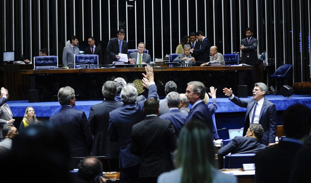 Comissão vai investigar irregularidades e prejuízos na administração de recursos financeiros em entidades fechadas de previdência complementar, sociedades de economia mista e empresas controladas direta ou indiretamente pela União, ocorridas a partir de 2003; pedido foi protocolado por Aloysio Nunes Ferreira (PSDB-SP), Ana Amélia (PP-RS) e pelo líder do PSDB, Cássio Cunha Lima (PB) (Foto: Gisele Federicce) Comissão vai investigar irregularidades e prejuízos na administração de recursos financeiros em entidades fechadas de previdência complementar, sociedades de economia mista e empresas controladas direta ou indiretamente pela União, ocorridas a partir de 2003; pedido foi protocolado por Aloysio Nunes Ferreira (PSDB-SP), Ana Amélia (PP-RS) e pelo líder do PSDB, Cássio Cunha Lima (PB)