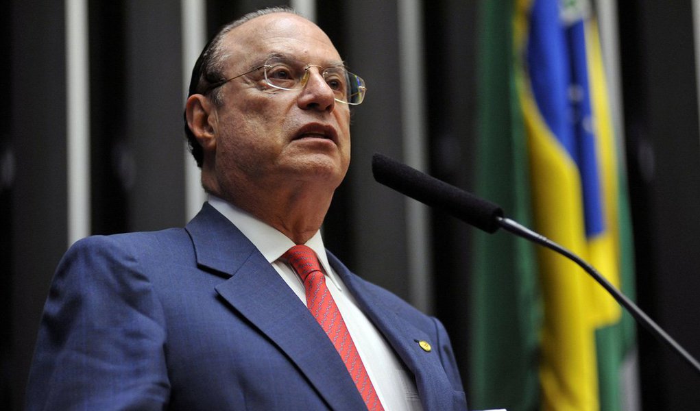 Os ministros aceitaram recurso da defesa do candidato e entenderam que Paulo Maluf (PP-SP) está liberado para ser diplomado, porque ele não se enquadra na Lei da Ficha Limpa; de acordo com o tribunal, não houve dolo na condenação por improbidade (Foto: Gisele Federicce) Os ministros aceitaram recurso da defesa do candidato e entenderam que Paulo Maluf (PP-SP) está liberado para ser diplomado, porque ele não se enquadra na Lei da Ficha Limpa; de acordo com o tribunal, não houve dolo na condenação por improbidade