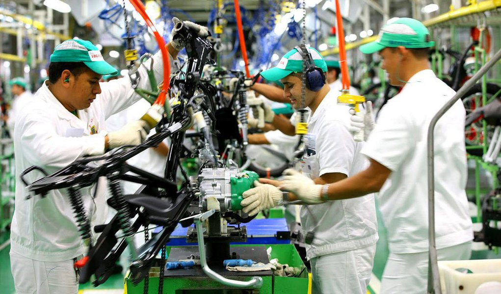 A Confederação Nacional da Indústria (CNI) divulgou o Índice de Confiança do Empresário Industrial (Icei), que manteve-se estável em agosto, com 37,1 pontos em relação a julho; confederação informa que o indicador está 18,6 pontos abaixo da média histórica e 9,4 pontos inferior ao de agosto de 2014 ; na avaliação da entidade, o pessimismo dos empresários está disseminado por todos os segmentos da indústrias, independentemente do segmento ou da região (Foto: Paulo Emílio) A Confederação Nacional da Indústria (CNI) divulgou o Índice de Confiança do Empresário Industrial (Icei), que manteve-se estável em agosto, com 37,1 pontos em relação a julho; confederação informa que o indicador está 18,6 pontos abaixo da média histórica e 9,4 pontos inferior ao de agosto de 2014 ; na avaliação da entidade, o pessimismo dos empresários está disseminado por todos os segmentos da indústrias, independentemente do segmento ou da região
