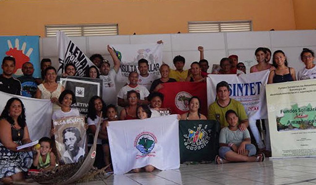 Carta aberta à presidente Dilma Rousseff assinada por 20 entidades sociais do Tocantins defende que a luta pela reforma agrária e as conquistas dos povos indígenas, trabalhadores do campo estão "totalmente ameaçadas" com o possível ingresso da senadora Kátia Abreu (PMDB) no Ministério da Agricultura; respondendo ao suplente de senador Donizeti Nogueira (PT), movimentos disseram que são contra Kátia não por ela ser mulher, "Somos, sim, contra o que ela politicamente representa, defende e apoia"; em Brasília, cerca de 70 militantes ocupam a sede da Confederação Nacional da Agricultura, no dia em que Kátia toma posse, com presença da presidente Dilma (Foto: Aquiles Lins) Carta aberta à presidente Dilma Rousseff assinada por 20 entidades sociais do Tocantins defende que a luta pela reforma agrária e as conquistas dos povos indígenas, trabalhadores do campo estão "totalmente ameaçadas" com o possível ingresso da senadora Kátia Abreu (PMDB) no Ministério da Agricultura; respondendo ao suplente de senador Donizeti Nogueira (PT), movimentos disseram que são contra Kátia não por ela ser mulher, "Somos, sim, contra o que ela politicamente representa, defende e apoia"; em Brasília, cerca de 70 militantes ocupam a sede da Confederação Nacional da Agricultura, no dia em que Kátia toma posse, com presença da presidente Dilma