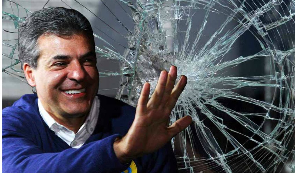 A Assembleia Legislativa do Paraná livrou, por 40 votos a cinco e uma abstenção, o governador Beto Richa (PSDB) de uma ação penal que corre no Superior Tribunal de Justiça (STJ); o tucano é acusado pelo Ministério Público Federal de aplicar irregularmente verba de R$ 100 mil para a área de saúde, quando era prefeito de Curitiba no ano de 2006 (Foto: Leonardo Lucena) A Assembleia Legislativa do Paraná livrou, por 40 votos a cinco e uma abstenção, o governador Beto Richa (PSDB) de uma ação penal que corre no Superior Tribunal de Justiça (STJ); o tucano é acusado pelo Ministério Público Federal de aplicar irregularmente verba de R$ 100 mil para a área de saúde, quando era prefeito de Curitiba no ano de 2006