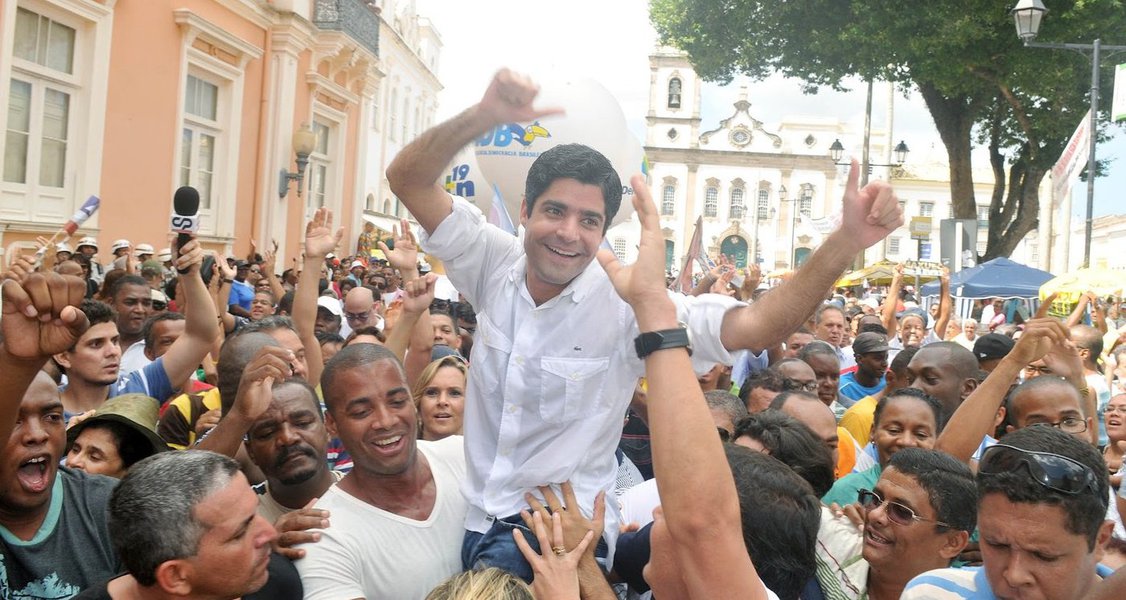 Prefeito ACM Neto participa nesta quinta-feira do tradicional cortejo ao Dois de Julho, que celebra a independência da Bahia; ele chegará à Lapinha às 9h para hasteamento das bandeiras com o governador Rui Costa e participação nas homenagens, que neste ano serão voltadas às mulheres Joana Angélica, Maria Quitéria e Maria Felipa, protagonistas na luta pela independência do Estado, além da historiadora Consuelo Pondé de Sena, por sua luta constante pela preservação da tradição e do espírito cívico do festa (Foto: Romulo Faro) Prefeito ACM Neto participa nesta quinta-feira do tradicional cortejo ao Dois de Julho, que celebra a independência da Bahia; ele chegará à Lapinha às 9h para hasteamento das bandeiras com o governador Rui Costa e participação nas homenagens, que neste ano serão voltadas às mulheres Joana Angélica, Maria Quitéria e Maria Felipa, protagonistas na luta pela independência do Estado, além da historiadora Consuelo Pondé de Sena, por sua luta constante pela preservação da tradição e do espírito cívico do festa