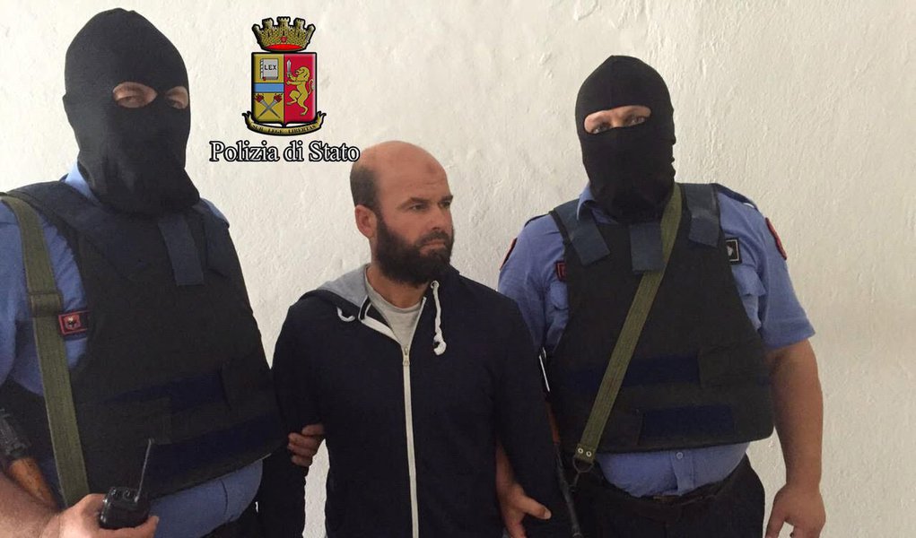 Dez pessoas suspeitas de apoiar o Estado Islâmico, incluindo italianos, albaneses e um canadense, foram presas em uma operação na Itália e Albânia, de acordo com a polícia italiana; os 10 foram detidos em três cidades italianas e um local não divulgado na Albânia, de acordo com uma nota da polícia, acrescentando que alguns eram suspeitos de ajudar militantes islâmicos italianos a chegar à Síria para lutar pelo Estado Islâmico (Foto: Paulo Emílio) Dez pessoas suspeitas de apoiar o Estado Islâmico, incluindo italianos, albaneses e um canadense, foram presas em uma operação na Itália e Albânia, de acordo com a polícia italiana; os 10 foram detidos em três cidades italianas e um local não divulgado na Albânia, de acordo com uma nota da polícia, acrescentando que alguns eram suspeitos de ajudar militantes islâmicos italianos a chegar à Síria para lutar pelo Estado Islâmico