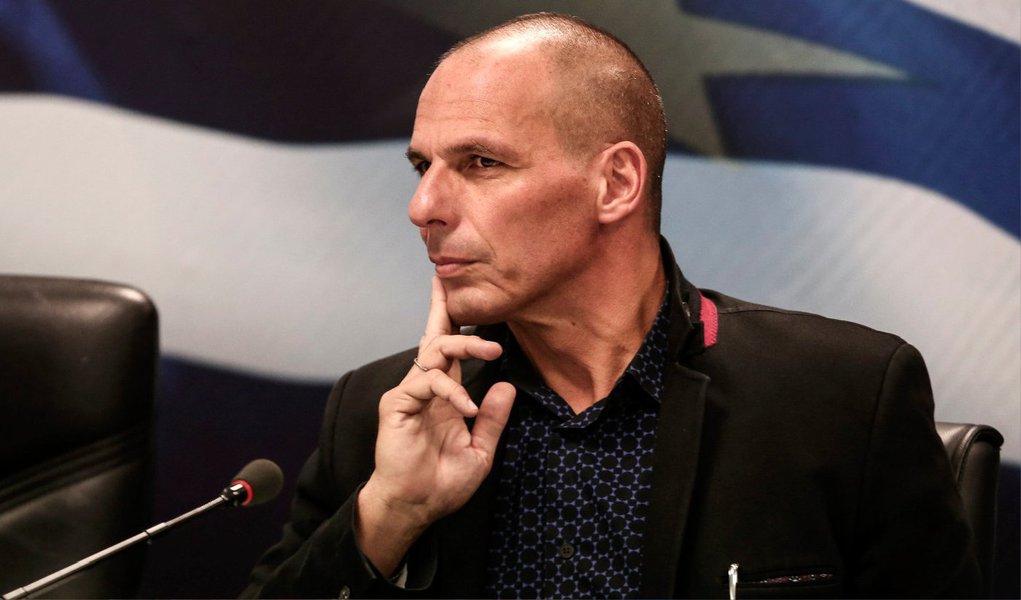 O ministro das Finanças grego, Yanis Varoufakis, pediu aos ministros das Finanças europeus flexibilidade e que estendam o prazo da ajuda financeira ao país por mais algumas semanas, para que haja um resultado do referendo sobre as exigências dos credores gregos; europeus não se mostram dispostos a aceitar e calote se aproxima (Foto: Leonardo Attuch) O ministro das Finanças grego, Yanis Varoufakis, pediu aos ministros das Finanças europeus flexibilidade e que estendam o prazo da ajuda financeira ao país por mais algumas semanas, para que haja um resultado do referendo sobre as exigências dos credores gregos; europeus não se mostram dispostos a aceitar e calote se aproxima