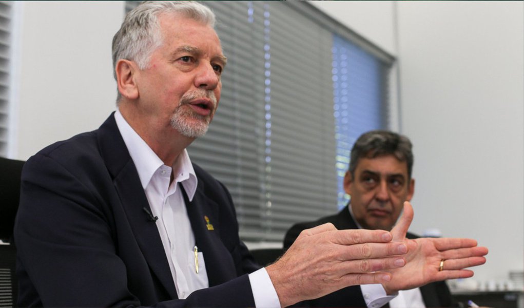 Prefeito de Porto Alegre, José Fortunati afirmou que a prefeitura não tem condições financeiras de conceder o reajuste de 20% desejado pelos servidores municipais e nem sequer de repor a inflação do último ano; ele também condenou a paralisação convocada desde ontem pelo Sindicato dos Municipários de Porto Alegre (Simpa) e disse que não irá negociar diante de uma ação "truculenta"; "Hoje, é impossível repor toda a inflação de 8,16%", disse (Foto: Leonardo Lucena) Prefeito de Porto Alegre, José Fortunati afirmou que a prefeitura não tem condições financeiras de conceder o reajuste de 20% desejado pelos servidores municipais e nem sequer de repor a inflação do último ano; ele também condenou a paralisação convocada desde ontem pelo Sindicato dos Municipários de Porto Alegre (Simpa) e disse que não irá negociar diante de uma ação "truculenta"; "Hoje, é impossível repor toda a inflação de 8,16%", disse