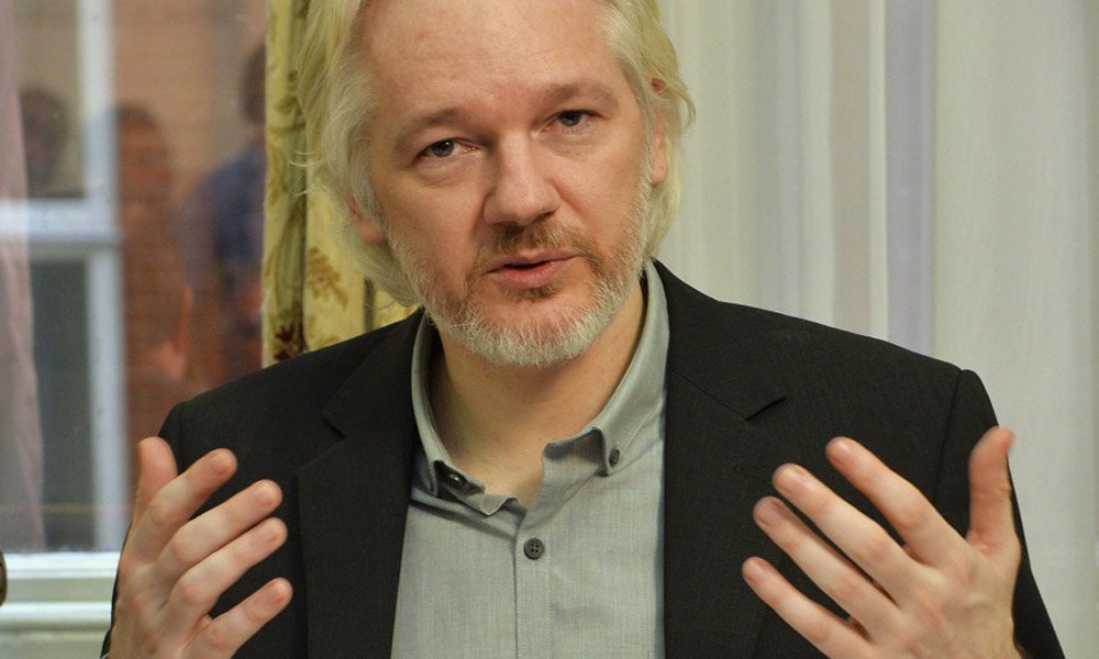 WikiLeaks founder Julian Assange gestures during a news conference at the Ecuadorian embassy in central London August 18, 2014. REUTERS/John Stillwell/pool (Foto: Gisele Federicce) WikiLeaks founder Julian Assange gestures during a news conference at the Ecuadorian embassy in central London August 18, 2014. REUTERS/John Stillwell/pool