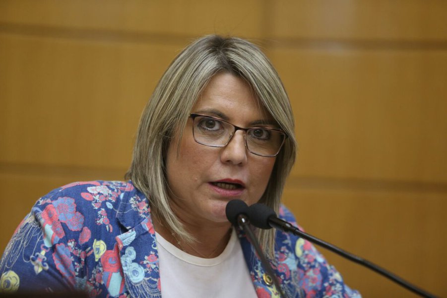 A deputada estadual Silvia Fontes (PDT) apresentou ontem requerimento sugerindo ao governo estadual a criação do Plano de Quitação Estadual das casas que se encontram na carteira imobiliária da Companhia Estadual de Habitação e Obras Públicas (Cehop); segundo ela, só em Nossa Senhora do Socorro, 4,5 mil unidades habitacionais estão em situação irregular, com um saldo devedor elevado, o que tem deixado os seus moradores temerosos de que sejam despejados do imóvel; ela levará o caso ao governador Jackson Barreto (Foto: Valter Lima) A deputada estadual Silvia Fontes (PDT) apresentou ontem requerimento sugerindo ao governo estadual a criação do Plano de Quitação Estadual das casas que se encontram na carteira imobiliária da Companhia Estadual de Habitação e Obras Públicas (Cehop); segundo ela, só em Nossa Senhora do Socorro, 4,5 mil unidades habitacionais estão em situação irregular, com um saldo devedor elevado, o que tem deixado os seus moradores temerosos de que sejam despejados do imóvel; ela levará o caso ao governador Jackson Barreto