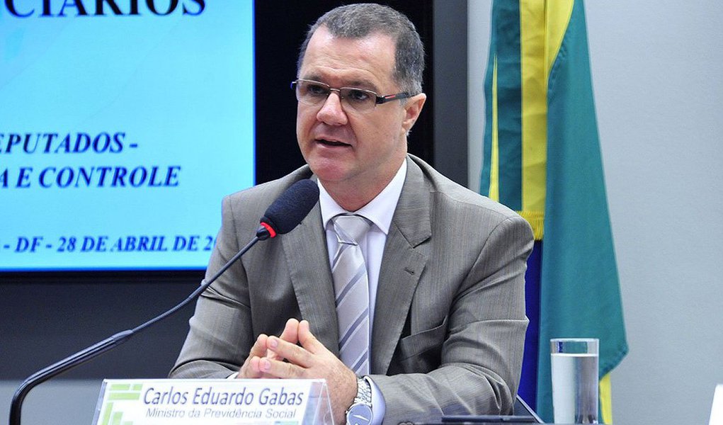 Segundo o ministro da Previdência Social, Carlos Eduardo Gabas,governo vai trabalhar para tentar derrubar, no Senado, a correção de todas as aposentadorias pela fórmula do salário mínimo: "A lógica está equivocada", destacou; "Quem está trabalhando paga por quem está aposentado. À medida que você diminui o número de pessoas pagando e aumenta o número de pessoas recebendo, você já tem um problema" (Foto: Roberta Namour) Segundo o ministro da Previdência Social, Carlos Eduardo Gabas,governo vai trabalhar para tentar derrubar, no Senado, a correção de todas as aposentadorias pela fórmula do salário mínimo: "A lógica está equivocada", destacou; "Quem está trabalhando paga por quem está aposentado. À medida que você diminui o número de pessoas pagando e aumenta o número de pessoas recebendo, você já tem um problema"