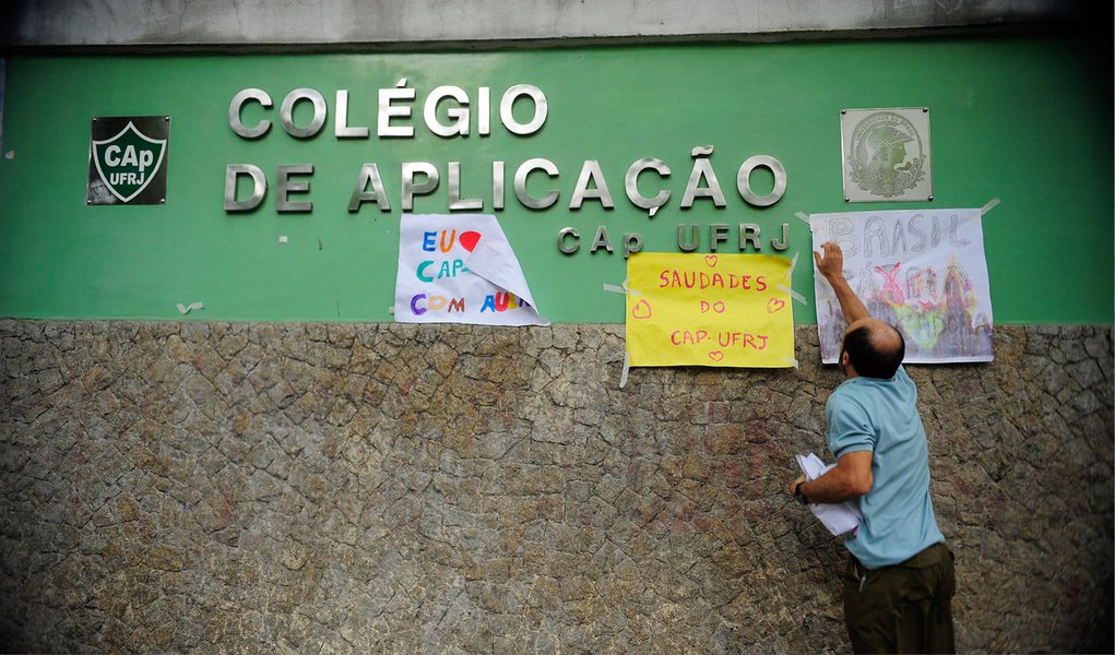 O Colégio de Aplicação da Universidade Federal do Rio de Janeiro (CAp-UFRJ) suspendeu as aulas por causa da interrupção dos serviços de limpeza de funcionários terceirizados, que estão sem receber salários e benefícios; na Universidade Federal Fluminense, em Niterói, a falta de pagamento levou ao fechamento do restaurante universitário "para preservar as condições sanitárias"; em nota, a direção do colégio classificou a situação como caótica (Foto: Leonardo Lucena) O Colégio de Aplicação da Universidade Federal do Rio de Janeiro (CAp-UFRJ) suspendeu as aulas por causa da interrupção dos serviços de limpeza de funcionários terceirizados, que estão sem receber salários e benefícios; na Universidade Federal Fluminense, em Niterói, a falta de pagamento levou ao fechamento do restaurante universitário "para preservar as condições sanitárias"; em nota, a direção do colégio classificou a situação como caótica