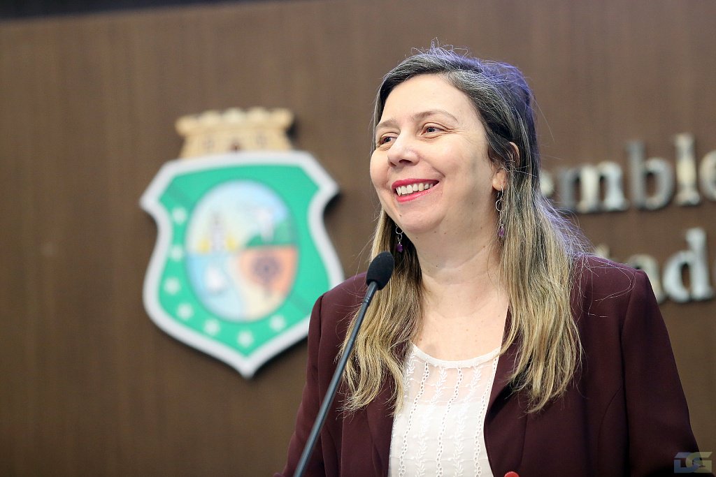 A parcela, no valor de R$ 170, será a primeira de cinco, que serão pagas em cinco meses consecutivos. De acordo com a deputada Rachel Marques (PT), que fez o anúncio em discurso na Assembleia, 156 mil agricultores serão beneficiados pelo programa em todo o Ceará (Foto: Rodrigo Rocha) A parcela, no valor de R$ 170, será a primeira de cinco, que serão pagas em cinco meses consecutivos. De acordo com a deputada Rachel Marques (PT), que fez o anúncio em discurso na Assembleia, 156 mil agricultores serão beneficiados pelo programa em todo o Ceará