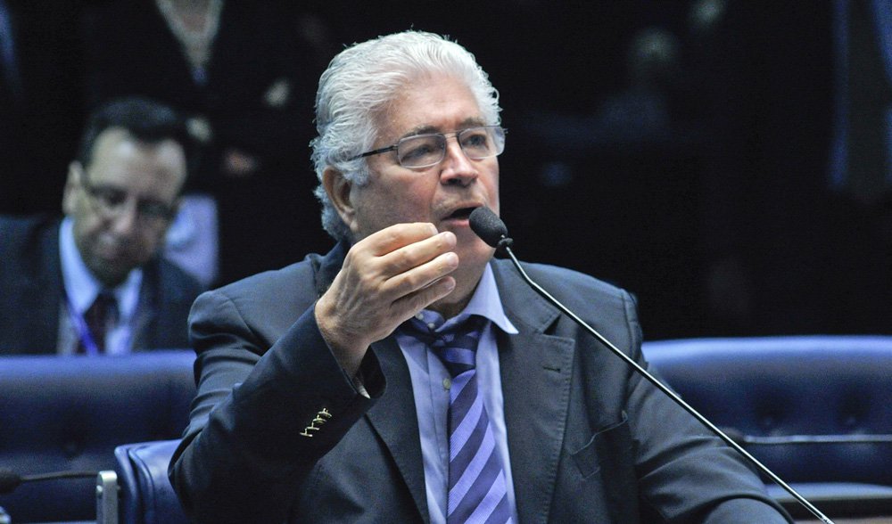 O senador Roberto Requião (PMDB) assegura a primeira posição com 30% das intenções de voto; em segundo lugar está o também senador Álvaro Dias (PSDB), com 27%, seguido pelo secretário do Desenvolvimento Urbano (SEDU), Ratinho Junior (PSC), que tem 20%; levantamento é do Paraná Pesquisas (Foto: Leonardo Lucena) O senador Roberto Requião (PMDB) assegura a primeira posição com 30% das intenções de voto; em segundo lugar está o também senador Álvaro Dias (PSDB), com 27%, seguido pelo secretário do Desenvolvimento Urbano (SEDU), Ratinho Junior (PSC), que tem 20%; levantamento é do Paraná Pesquisas