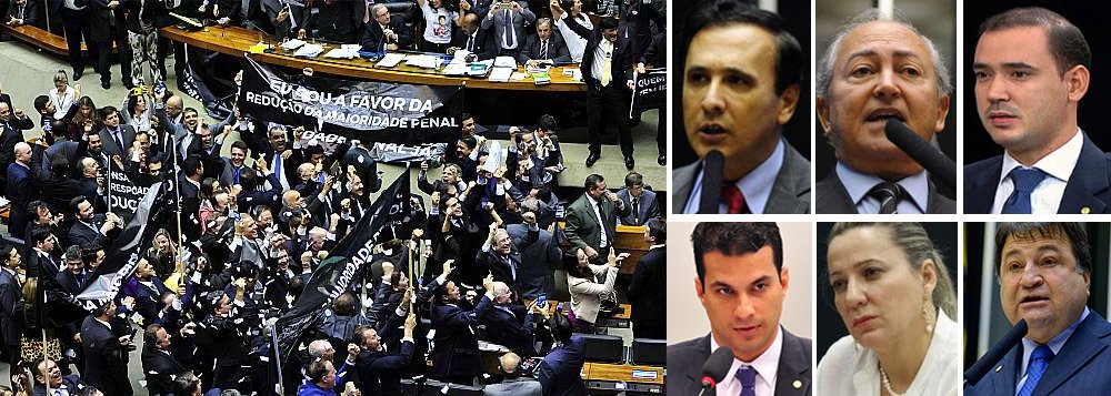 Na calada da noite, com galerias vazias e sob acusação de "golpe" e de "pedaladas regimentais", o presidente da Câmara, Eduardo Cunha (PMDB-RJ), conduziu a votação do Plenário que, em menos de 24 horas, derrubou a rejeição à redução da maioridade penal e aprovou, em primeiro turno, por 323 votos a 155, emenda substitutiva que reduz a maioridade penal de 18 para 16 anos para crimes hediondos, homicídio doloso e lesão corporal seguida de morte; da bancada do Tocantins, votaram a favor os deputados Carlos Gaguim (PMDB), Lázaro Botelho (PP), Vicentinho Júnior (PSB), Irajá Abreu (PSD), Dulce Miranda (PMDB) e César Halum (PRB); as deputadas Professora Dorinha (DEM) e Josi Nunes (PMDB) mantiveram voto pela rejeição e foram alvo de ataques nas redes sociais
(Foto: Aquiles Lins) Na calada da noite, com galerias vazias e sob acusação de "golpe" e de "pedaladas regimentais", o presidente da Câmara, Eduardo Cunha (PMDB-RJ), conduziu a votação do Plenário que, em menos de 24 horas, derrubou a rejeição à redução da maioridade penal e aprovou, em primeiro turno, por 323 votos a 155, emenda substitutiva que reduz a maioridade penal de 18 para 16 anos para crimes hediondos, homicídio doloso e lesão corporal seguida de morte; da bancada do Tocantins, votaram a favor os deputados Carlos Gaguim (PMDB), Lázaro Botelho (PP), Vicentinho Júnior (PSB), Irajá Abreu (PSD), Dulce Miranda (PMDB) e César Halum (PRB); as deputadas Professora Dorinha (DEM) e Josi Nunes (PMDB) mantiveram voto pela rejeição e foram alvo de ataques nas redes sociais