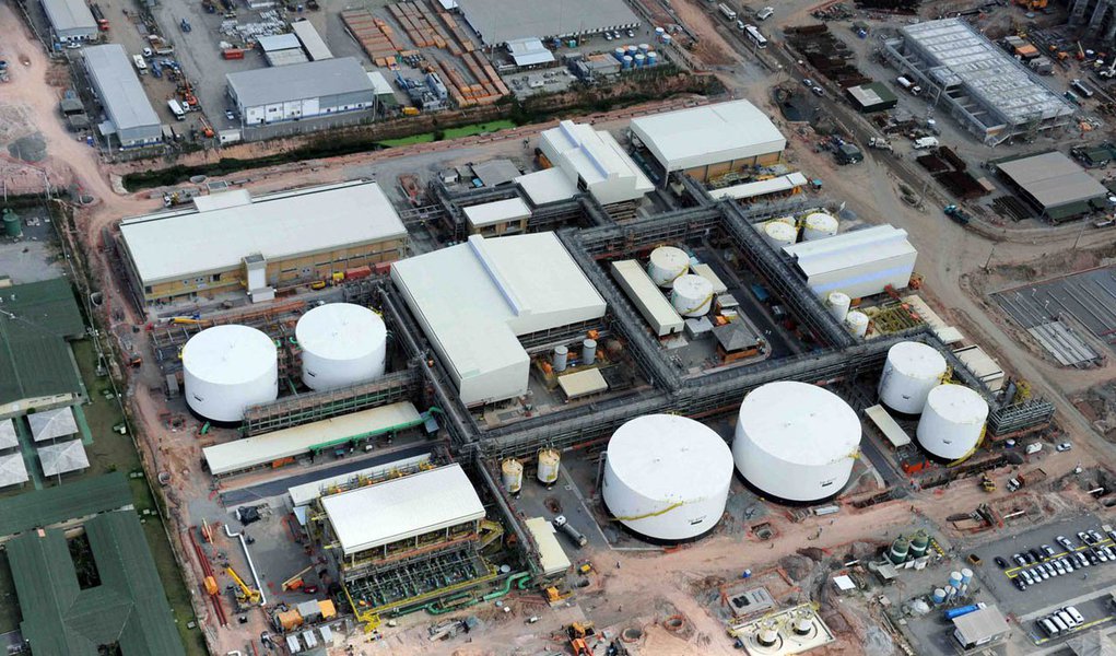 Após os trabalhadores de empresas terceirizadas que atuam na implantação da Refinaria Abreu e Lima (Rnest), no Complexo Industrial e Portuário de Suape, em Pernambuco, realizarem um protesto na manhã desta quinta-feira (20) cobrando o pagamento de salários e débitos trabalhistas em atraso, a Petrobras depositou R$ 7,7 milhões na Justiça; durante a manifestação o acesso ao empreendimento foi fechado por quase sete horas pelos trabalhadores; houve confronto com a polícia e onze pessoas foram detidas (Foto: Paulo Emílio) Após os trabalhadores de empresas terceirizadas que atuam na implantação da Refinaria Abreu e Lima (Rnest), no Complexo Industrial e Portuário de Suape, em Pernambuco, realizarem um protesto na manhã desta quinta-feira (20) cobrando o pagamento de salários e débitos trabalhistas em atraso, a Petrobras depositou R$ 7,7 milhões na Justiça; durante a manifestação o acesso ao empreendimento foi fechado por quase sete horas pelos trabalhadores; houve confronto com a polícia e onze pessoas foram detidas