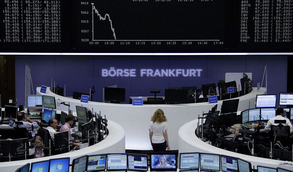Bolsas europeias despencaram na abertura desta segunda-feira e o euro também abriu em forte queda no mercado asiático, abaixo de US$ 1,1; o governo grego, comandado por Alexis Tsipras, anunciou ontam a decisão de fechar os bancos nesta segunda-feira e de impor controles de capitais; assim, transferências para o exterior estarão proibidas (Foto: Roberta Namour) Bolsas europeias despencaram na abertura desta segunda-feira e o euro também abriu em forte queda no mercado asiático, abaixo de US$ 1,1; o governo grego, comandado por Alexis Tsipras, anunciou ontam a decisão de fechar os bancos nesta segunda-feira e de impor controles de capitais; assim, transferências para o exterior estarão proibidas