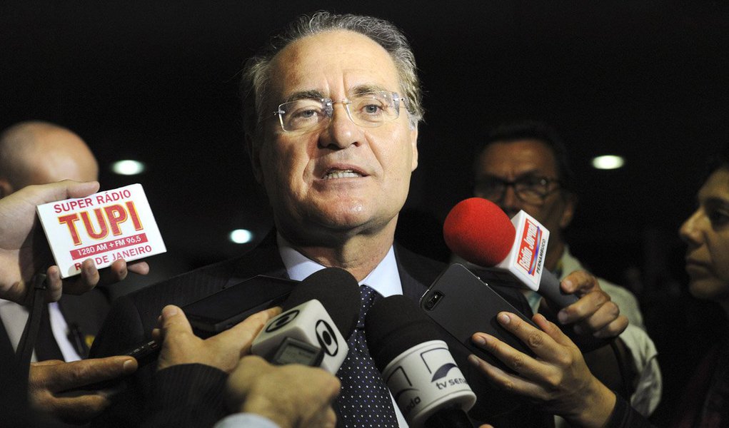 O advogado-geral do Senado, Alberto Cascais, entrou com um pedido de vista para que o presidente da Casa, senador Renan Calheiros (PMDB-AL), tenha acesso aos processos da Operação Lava Jato junto ao Supremo Tribunal Federal (STF); Renan está entre os políticos incluídos na lista encaminhada ao STF para investigação por suspeita de envolvimento em um esquema de corrupção na Petrobras; de acordo com Cascais, o pedido é de caráter institucional "uma vez que ele (senador Renan Calheiros), como presidente do Poder Legislativo, deveria ter sido informado pelo PGR dos elementos contra ele" (Foto: Paulo Emílio) O advogado-geral do Senado, Alberto Cascais, entrou com um pedido de vista para que o presidente da Casa, senador Renan Calheiros (PMDB-AL), tenha acesso aos processos da Operação Lava Jato junto ao Supremo Tribunal Federal (STF); Renan está entre os políticos incluídos na lista encaminhada ao STF para investigação por suspeita de envolvimento em um esquema de corrupção na Petrobras; de acordo com Cascais, o pedido é de caráter institucional "uma vez que ele (senador Renan Calheiros), como presidente do Poder Legislativo, deveria ter sido informado pelo PGR dos elementos contra ele"