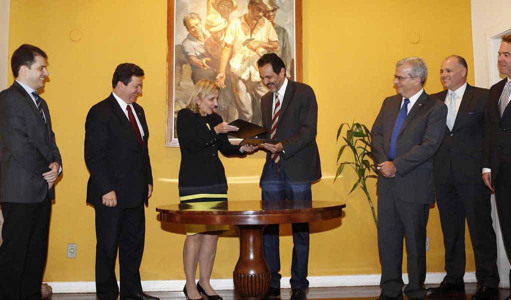 O governador Agnelo Queiroz e a presidente da Boeing - Brasil e América Latina, Donna Jean Hrinak, assinaram ontem (24) protocolo de intenções que visa ao intercâmbio de conhecimentos técnicos para realizar projetos nas áreas da aviação civil; o escopo do acordo prevê projetos nas áreas de engenharia aeroportuária e logística, segurança cibernética, operações com Veículos Aéreos Não Tripulados (VANTs) e biocombustíveis para aviação civil (Foto: Leonardo Araújo) O governador Agnelo Queiroz e a presidente da Boeing - Brasil e América Latina, Donna Jean Hrinak, assinaram ontem (24) protocolo de intenções que visa ao intercâmbio de conhecimentos técnicos para realizar projetos nas áreas da aviação civil; o escopo do acordo prevê projetos nas áreas de engenharia aeroportuária e logística, segurança cibernética, operações com Veículos Aéreos Não Tripulados (VANTs) e biocombustíveis para aviação civil