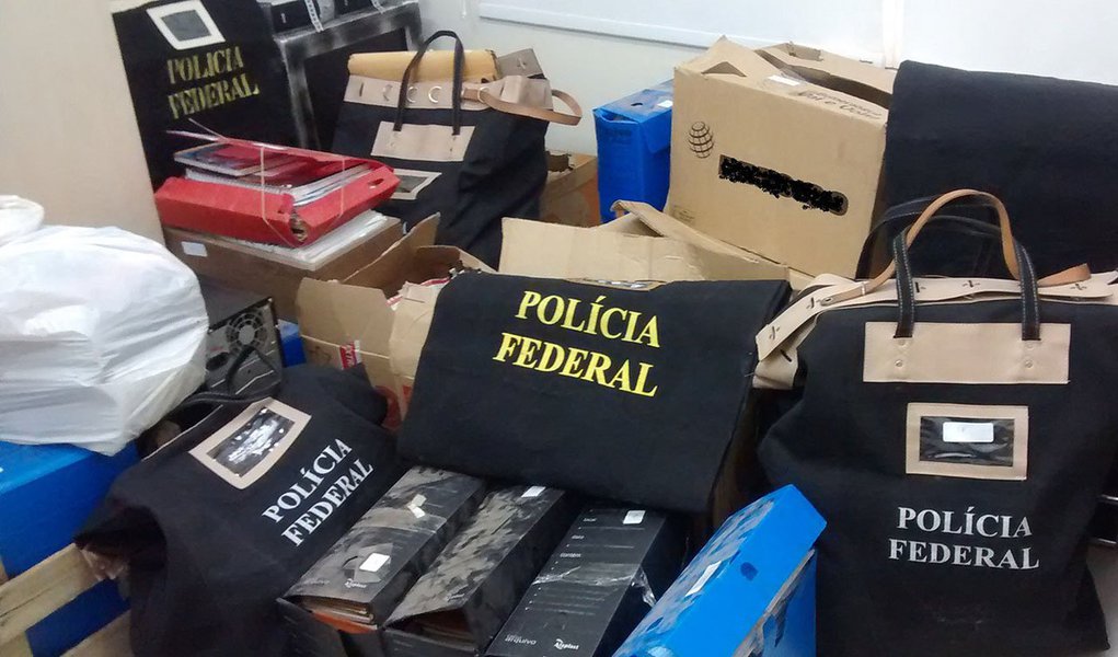 A Polícia Federal (PF) no Distrito Federal deflagrou uma operação para desarticular um esquema criminoso de fraude tributária que pode ter causado prejuízo superior a R$ 300 milhões aos cofres públicos do DF; ao todo, foram cumpridos na Operação Alerta sete mandados de busca e apreensão em nome de suspeitos de integrar a quadrilha, em cinco endereços residenciais e dois escritórios ligados à organização (Foto: Leonardo Lucena) A Polícia Federal (PF) no Distrito Federal deflagrou uma operação para desarticular um esquema criminoso de fraude tributária que pode ter causado prejuízo superior a R$ 300 milhões aos cofres públicos do DF; ao todo, foram cumpridos na Operação Alerta sete mandados de busca e apreensão em nome de suspeitos de integrar a quadrilha, em cinco endereços residenciais e dois escritórios ligados à organização