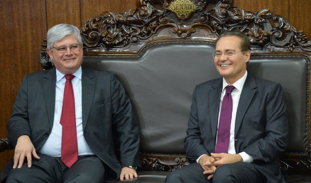 O presidente do Senado, Renan Calheiros, declarou que pretende colocar a recondução do Procurador-Geral da República, Rodrigo Janot, em votação no plenário já na quarta da próxima semana (26); "Há um esforço, que eu novamente asseguro, de votarmos em Plenário a indicação do nome no mesmo dia em que ele for sabatinado. As coisas estão caminhando normalmente, dentro do que se esperava", garantiu Renan nesta segunda; a afirmação foi feita após reunião de Renan com Janot durante a tarde; segundo Renan, o encontro foi um passo importante do processo de recondução do procurador-geral (Foto: Valter Lima) O presidente do Senado, Renan Calheiros, declarou que pretende colocar a recondução do Procurador-Geral da República, Rodrigo Janot, em votação no plenário já na quarta da próxima semana (26); "Há um esforço, que eu novamente asseguro, de votarmos em Plenário a indicação do nome no mesmo dia em que ele for sabatinado. As coisas estão caminhando normalmente, dentro do que se esperava", garantiu Renan nesta segunda; a afirmação foi feita após reunião de Renan com Janot durante a tarde; segundo Renan, o encontro foi um passo importante do processo de recondução do procurador-geral