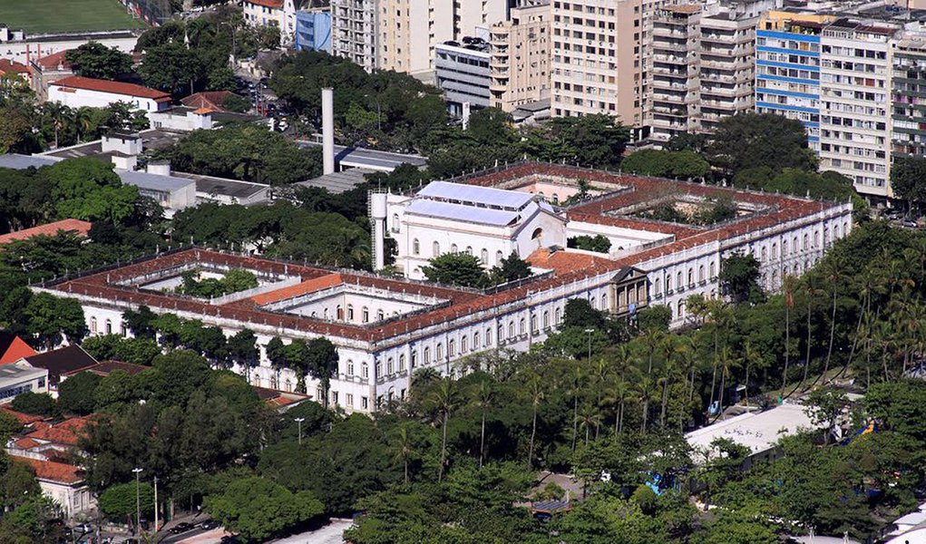O atraso no repasse a firmas terceirizadas de limpeza e segurança levou à suspensão de aulas em pelo menos duas faculdades da Universidade Federal do Rio de Janeiro (UFRJ); as faculdades de Direito, no Centro, e de Comunicação, no campus histórico da Praia Vermelha, fecharam as portas, deixando sem aulas os 1.500 alunos de graduação; a Escola de Comunicação, o prédio histórico sofre com a falta de manutenção, tem paredes descascando, reboco desabando, com a estrutura geral em péssimo estado de conservação (Foto: Leonardo Lucena) O atraso no repasse a firmas terceirizadas de limpeza e segurança levou à suspensão de aulas em pelo menos duas faculdades da Universidade Federal do Rio de Janeiro (UFRJ); as faculdades de Direito, no Centro, e de Comunicação, no campus histórico da Praia Vermelha, fecharam as portas, deixando sem aulas os 1.500 alunos de graduação; a Escola de Comunicação, o prédio histórico sofre com a falta de manutenção, tem paredes descascando, reboco desabando, com a estrutura geral em péssimo estado de conservação