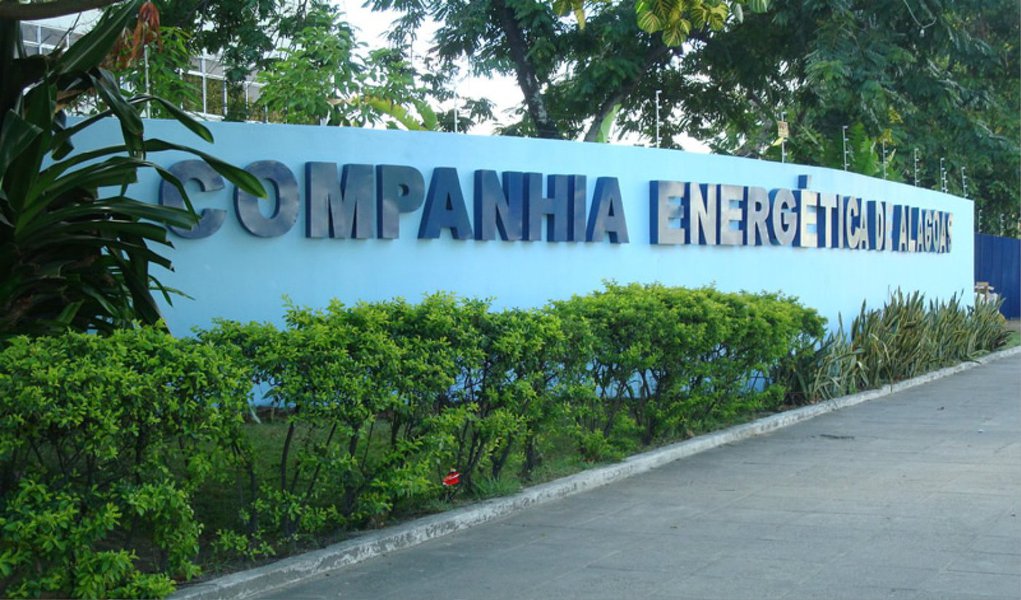 Concessionária do Grupo Eletrobras que atende Alagoas ficou inadimplente em pagamentos e sob ameaça de expulsão do mercado, com o governo federal tendo problemas para regularizar o fluxo de pagamentos às distribuidoras de energia elétrica; a empresa disse que a situação é decorrente do descompasso entre os custos maiores pela compra da energia termelétrica mais cara e o ingresso dos recursos das bandeiras tarifárias, "que ainda se mostram insuficientes em nível nacional" (Foto: Gisele Federicce) Concessionária do Grupo Eletrobras que atende Alagoas ficou inadimplente em pagamentos e sob ameaça de expulsão do mercado, com o governo federal tendo problemas para regularizar o fluxo de pagamentos às distribuidoras de energia elétrica; a empresa disse que a situação é decorrente do descompasso entre os custos maiores pela compra da energia termelétrica mais cara e o ingresso dos recursos das bandeiras tarifárias, "que ainda se mostram insuficientes em nível nacional"