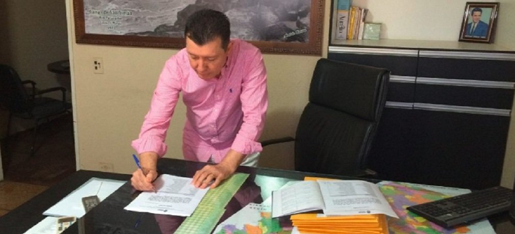 Enquanto a maioria dos partidos mobiliza esforços para se reforçar pensando nas eleições de 2016, o PMDB dá sequência ao processo de expulsão de 20 prefeitos; deputado estadual José Nelto formalizou nesta segunda-feira, na Comissão de Ética do partido, o pedido para expurgar os líderes municipais; partido comandado por Iris Rezende expulsou recentemente Júnior Friboi; tanto o empresário como os prefeitos são acusados de infidelidade partidária por terem apoiado Marconi Perillo no pleito do ano passado (Foto: José Barbacena) Enquanto a maioria dos partidos mobiliza esforços para se reforçar pensando nas eleições de 2016, o PMDB dá sequência ao processo de expulsão de 20 prefeitos; deputado estadual José Nelto formalizou nesta segunda-feira, na Comissão de Ética do partido, o pedido para expurgar os líderes municipais; partido comandado por Iris Rezende expulsou recentemente Júnior Friboi; tanto o empresário como os prefeitos são acusados de infidelidade partidária por terem apoiado Marconi Perillo no pleito do ano passado