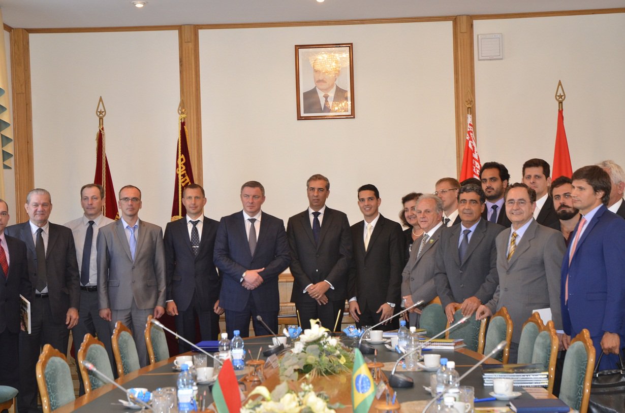 Estado de Goiás e a República de Belarus manifestam interesses convergentes no sentido de ampliar a corrente comercial, bem como as estratégias e diretrizes para fazer avançar o mercado; essa foi a tônica da reunião no Comitê Executivo da Região de Minsk com a comitiva goiana liderada pelo vice-governador José Eliton do organismo, Makár Ígor Nikoláevich. “Nosso potencial de cooperação é grande”, afirmou o presidente do Comitê (Foto: José Barbacena) Estado de Goiás e a República de Belarus manifestam interesses convergentes no sentido de ampliar a corrente comercial, bem como as estratégias e diretrizes para fazer avançar o mercado; essa foi a tônica da reunião no Comitê Executivo da Região de Minsk com a comitiva goiana liderada pelo vice-governador José Eliton do organismo, Makár Ígor Nikoláevich. “Nosso potencial de cooperação é grande”, afirmou o presidente do Comitê