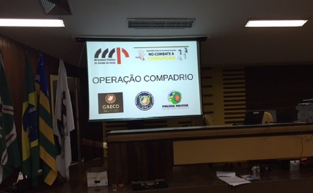 José Marcos de Freitas Musse foi preso nesta manhã, em Goiânia, em decorrência da Operação Compadrio, deflagrada pelo Ministério Público; investigação foi iniciada em 2013 e apura prática de crimes contra a administração pública, realizada por uma organização criminosa instalada em órgãos públicos do Estado de Goiás; este grupo supostamente valeu-se de funcionários fantasmas e de empresas laranjas para instrumentalizar desvios de dinheiro público; Marcos Musse é responsável pelo planejamento, controle e realização de obras de pavimentação urbana, rodoviária, ferroviária, aeroportuária e aquaviária, além da fiscalização e supervisão das mesmas (Foto: José Barbacena) José Marcos de Freitas Musse foi preso nesta manhã, em Goiânia, em decorrência da Operação Compadrio, deflagrada pelo Ministério Público; investigação foi iniciada em 2013 e apura prática de crimes contra a administração pública, realizada por uma organização criminosa instalada em órgãos públicos do Estado de Goiás; este grupo supostamente valeu-se de funcionários fantasmas e de empresas laranjas para instrumentalizar desvios de dinheiro público; Marcos Musse é responsável pelo planejamento, controle e realização de obras de pavimentação urbana, rodoviária, ferroviária, aeroportuária e aquaviária, além da fiscalização e supervisão das mesmas