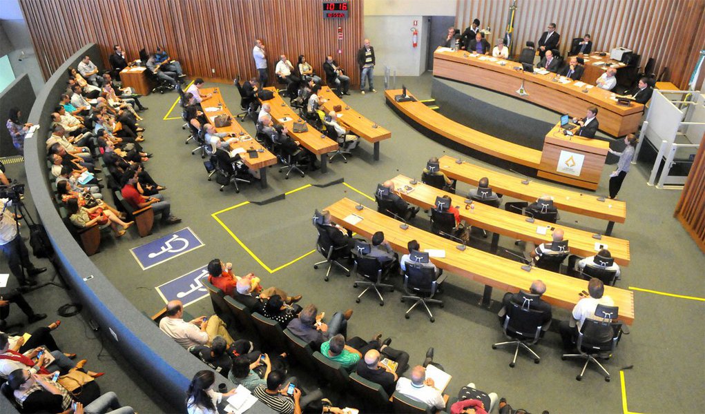 Moradores de diversas regiões administrativas do Distrito Federal e representantes de movimentos sociais reivindicaram mudanças na gestão das administrações regionais durante audiência pública realizada no plenário da Câmara Legislativa ontem (17); entre as principais demandas, estão mais participação social e transparência (Foto: Leonardo Araújo) Moradores de diversas regiões administrativas do Distrito Federal e representantes de movimentos sociais reivindicaram mudanças na gestão das administrações regionais durante audiência pública realizada no plenário da Câmara Legislativa ontem (17); entre as principais demandas, estão mais participação social e transparência