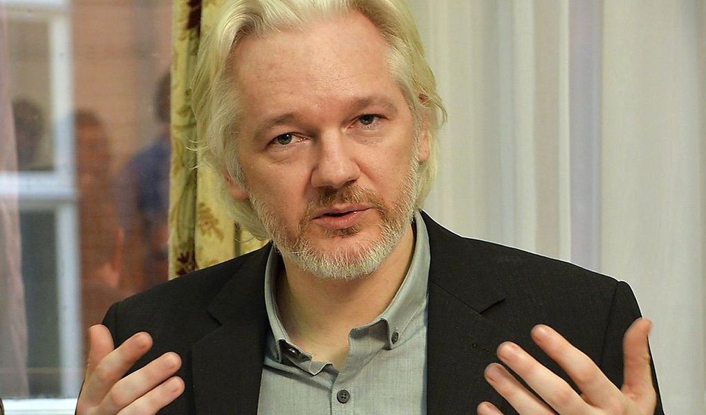 Procuradores suecos disseram nesta quinta-feira que suspenderam as investigações sobre as acusações de abuso sexual feitas em 2010 contra o fundador do WikiLeaks, porque venceu o prazo de apresentar acusações formais; os procuradores disseram, no entanto, que iriam continuar com investigações sobre um suposto estupro cometido por Julian Assange (Foto: Gisele Federicce) Procuradores suecos disseram nesta quinta-feira que suspenderam as investigações sobre as acusações de abuso sexual feitas em 2010 contra o fundador do WikiLeaks, porque venceu o prazo de apresentar acusações formais; os procuradores disseram, no entanto, que iriam continuar com investigações sobre um suposto estupro cometido por Julian Assange