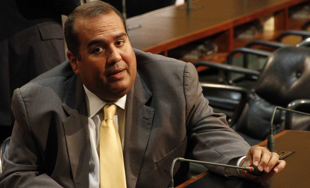 Líder da minoria na Assembleia Legislativa, o deputado Sandro Régis (DEM), diz que "o governo quer colocar no colo da oposição" o aumento das taxas de Detran e argumenta, contudo, que o reajuste "é de exclusiva responsabilidade do Executivo e de sua bancada aliada" na Casa; ele lembra que os opostiores votaram contra o Projeto de Lei nº 21010, de autoria do Executivo, que reajusta o ICMS incidente sobre a gasolina e as as taxas do Detran; "Não venha agora o governo querer imputar esse ônus à bancada de oposição" (Foto: Romulo Faro) Líder da minoria na Assembleia Legislativa, o deputado Sandro Régis (DEM), diz que "o governo quer colocar no colo da oposição" o aumento das taxas de Detran e argumenta, contudo, que o reajuste "é de exclusiva responsabilidade do Executivo e de sua bancada aliada" na Casa; ele lembra que os opostiores votaram contra o Projeto de Lei nº 21010, de autoria do Executivo, que reajusta o ICMS incidente sobre a gasolina e as as taxas do Detran; "Não venha agora o governo querer imputar esse ônus à bancada de oposição"