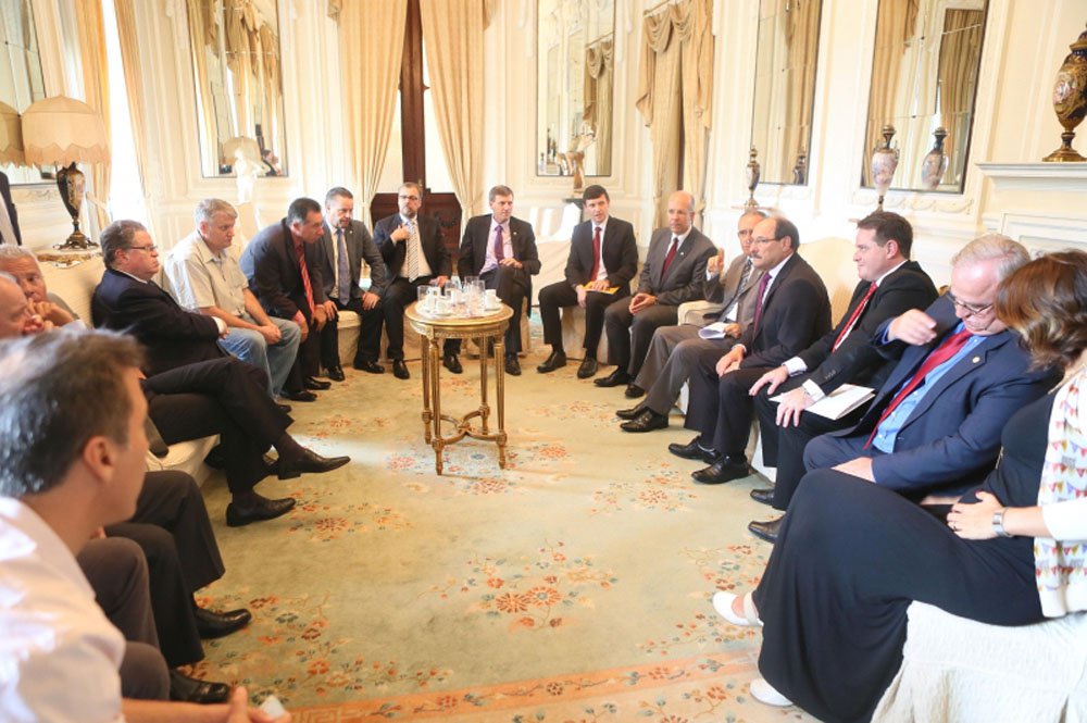 Representes das Santas Casas e de hospitais filantrópicos se reuniram com o governador José Ivo Sartori e o secretário estadual da Saúde, João Gabbardo, para discutir o pagamento dos atrasados de 2014 e o calendário de repasses deste ano; o Piratini anunciou nesta terça o pagamento de R$ 145 milhões às entidades hospitalares; em relação aos atrasados, a reunião não teve avanços; Federação das Santas Casas e Hospitais Beneficentes cobram o pagamento de R$ 132 milhões referente aos serviços prestados ainda no governo anterior e mais R$ 50 milhões, recurso usado no cofinanciamento dessas entidades de saúde (Foto: Leonardo Lucena) Representes das Santas Casas e de hospitais filantrópicos se reuniram com o governador José Ivo Sartori e o secretário estadual da Saúde, João Gabbardo, para discutir o pagamento dos atrasados de 2014 e o calendário de repasses deste ano; o Piratini anunciou nesta terça o pagamento de R$ 145 milhões às entidades hospitalares; em relação aos atrasados, a reunião não teve avanços; Federação das Santas Casas e Hospitais Beneficentes cobram o pagamento de R$ 132 milhões referente aos serviços prestados ainda no governo anterior e mais R$ 50 milhões, recurso usado no cofinanciamento dessas entidades de saúde