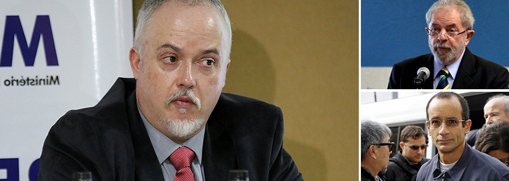 Procurador Carlos Fernando Lima ressalta que não há investigação envolvendo a pessoa do ex-presidente Lula: "Entre as empresas prestadoras de serviço investigadas está a de Lula. Agora, o método de lavagem de dinheiro é a prestação de serviços. No caso da Lils, sabemos que o ex-presidente faz palestras efetivamente”; sobre o Instituto Lula, defendeu cautela: "Vamos precisar analisar com cuidado esses valores e as motivações dadas para os pagamentos dessas doações"; ainda segundo ele, operação não denunciou à Justiça ainda nem 25% dos investigados; quanto ao bilhete de Marcelo Odebrecht a seus advogados, em que pede para ‘destruir email sondas’, ironiza: “Vamos investigar se houve atentado à lei penal ou ao português. Mas que houve algo estranho, houve” (Foto: Roberta Namour) Procurador Carlos Fernando Lima ressalta que não há investigação envolvendo a pessoa do ex-presidente Lula: "Entre as empresas prestadoras de serviço investigadas está a de Lula. Agora, o método de lavagem de dinheiro é a prestação de serviços. No caso da Lils, sabemos que o ex-presidente faz palestras efetivamente”; sobre o Instituto Lula, defendeu cautela: "Vamos precisar analisar com cuidado esses valores e as motivações dadas para os pagamentos dessas doações"; ainda segundo ele, operação não denunciou à Justiça ainda nem 25% dos investigados; quanto ao bilhete de Marcelo Odebrecht a seus advogados, em que pede para ‘destruir email sondas’, ironiza: “Vamos investigar se houve atentado à lei penal ou ao português. Mas que houve algo estranho, houve”
