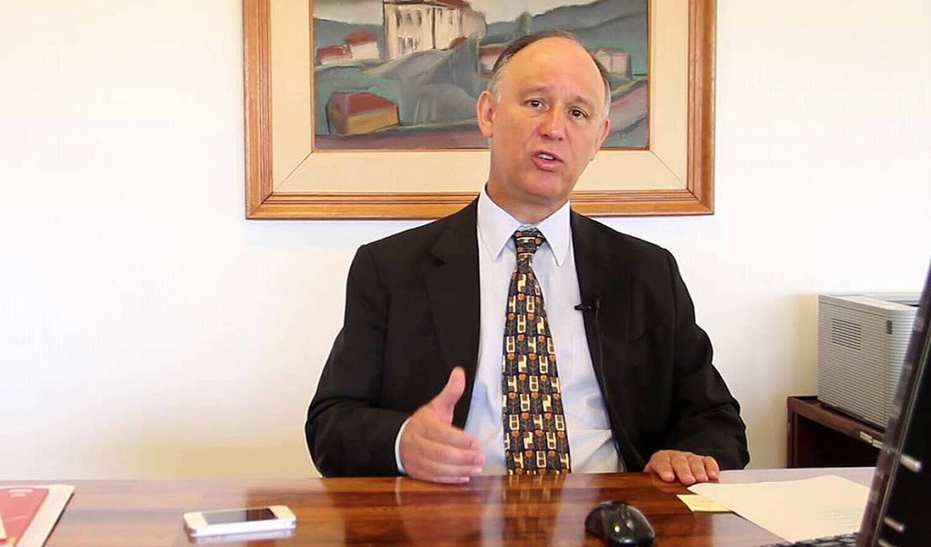 Ministro-chefe da Secretaria de Direitos Humanos da Presidência da República (SDH/PR), Pepe Vargas, disse que o esforço para combater a violência contra negros deve partir de todo; "Temos que ter um esforço conjunto, do governo federal, dos governos estaduais e municipais, da sociedade para combater todas as formas de discriminação e preconceito", afirmou durante debate sobre o relatório Índice de Vulnerabilidade Juvenil à Violência e Desigualdade Racial 2014; para o ministro, é preciso avançar mais também na garantia de direitos da população (Foto: Leonardo Lucena) Ministro-chefe da Secretaria de Direitos Humanos da Presidência da República (SDH/PR), Pepe Vargas, disse que o esforço para combater a violência contra negros deve partir de todo; "Temos que ter um esforço conjunto, do governo federal, dos governos estaduais e municipais, da sociedade para combater todas as formas de discriminação e preconceito", afirmou durante debate sobre o relatório Índice de Vulnerabilidade Juvenil à Violência e Desigualdade Racial 2014; para o ministro, é preciso avançar mais também na garantia de direitos da população