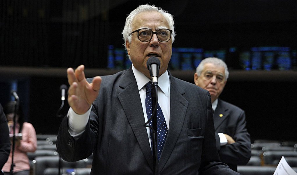 Deputado federal Miro Teixeira (Pros-RJ) diz que existe menos tensão do que se imagina entre Câmara dos Deputados, Senado e Planalto: "Eu não percebo, concretamente, qualquer violação do princípio ou da independência ou da harmonia. O bate-boca, a discussão, isso está realmente num padrão de intensidade acima do usual, digamos. Não é coisa nova, já aconteceu. Está um tom acima" (Foto: Roberta Namour) Deputado federal Miro Teixeira (Pros-RJ) diz que existe menos tensão do que se imagina entre Câmara dos Deputados, Senado e Planalto: "Eu não percebo, concretamente, qualquer violação do princípio ou da independência ou da harmonia. O bate-boca, a discussão, isso está realmente num padrão de intensidade acima do usual, digamos. Não é coisa nova, já aconteceu. Está um tom acima"