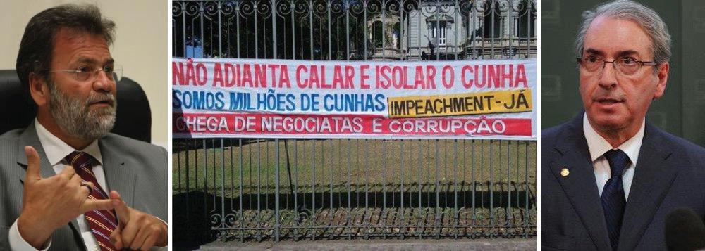 Deputado Durval Ângelo (PT), líder do governo na Assembleia de Minas Gerais, avalia, sobre os protestos contra o governo Dilma do último domingo, que "depois de tanto barulho na mídia, na internet, nas janelas, varandas e ruas, o 'grande ato' decepcionou"; "Sem liderança e sem propostas, o movimento segue a bater panelas e cabeças, aberto ao surgimento e ressurgimento de novos e antigos 'astros'", diz ele, em artigo; "Vem-me à lembrança a faixa afixada no portão do Palácio da Liberdade, a qual também deve ter chamado a atenção do ex-governador Aécio Neves da Cunha. Estampava os dizeres: 'Não adianta calar e isolar o Cunha. Somos milhões de Cunhas'. Será? Aécio é, até pelo nome. Eu não sou Cunha! E você, leitor?" (Foto: Durval Ângelo) www.brasil247.com - Deputado Durval Ângelo (PT), líder do governo na Assembleia de Minas Gerais, avalia, sobre os protestos contra o governo Dilma do último domingo, que "depois de tanto barulho na mídia, na internet, nas janelas, varandas e ruas, o 'grande ato' decepcionou"; "Sem liderança e sem propostas, o movimento segue a bater panelas e cabeças, aberto ao surgimento e ressurgimento de novos e antigos 'astros'", diz ele, em artigo; "Vem-me à lembrança a faixa afixada no portão do Palácio da Liberdade, a qual também deve ter chamado a atenção do ex-governador Aécio Neves da Cunha. Estampava os dizeres: 'Não adianta calar e isolar o Cunha. Somos milhões de Cunhas'. Será? Aécio é, até pelo nome. Eu não sou Cunha! E você, leitor?"
