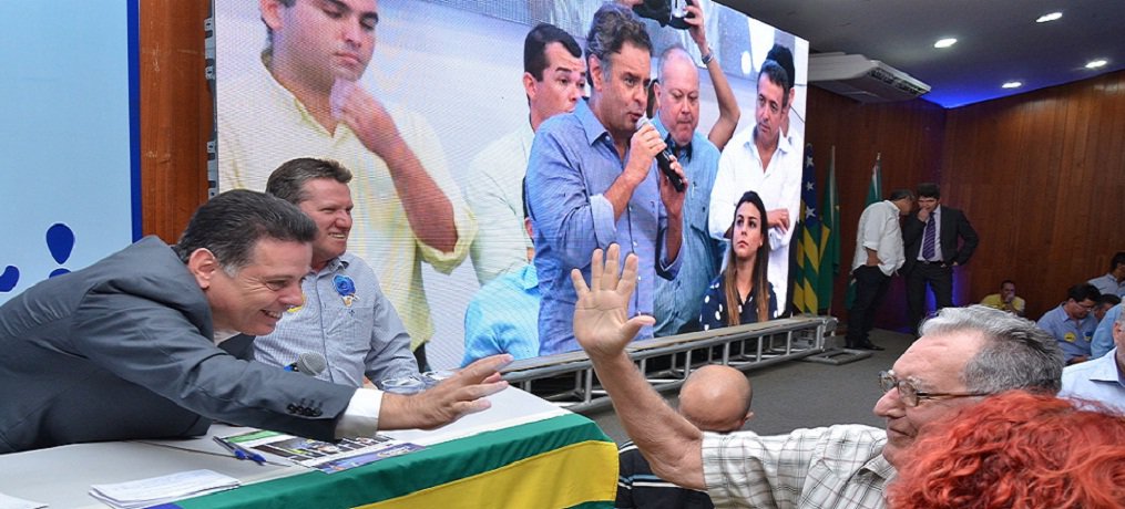 Ato liderado pelo governador Marconi Perillo celebrou a filiação de 16 prefeitos ao PSDB; destaque para quatro prefeitos que deixam o PMDB e dois que saem do PT para integrar as fileiras da base marconista; no momento em que o PMDB prepara expulsão de 20 prefeitos, partido tucano se fortalece para eleições municipais de 2016; evento foi realizado em sintonia com outras capitais brasileiras e teve participação do presidente nacional Aécio Neves por videoconferência; senador parabenizou Marconi pelo histórico de vitórias no PSDB e elogiou a coerência e competência do governador goiano (Foto: José Barbacena) Ato liderado pelo governador Marconi Perillo celebrou a filiação de 16 prefeitos ao PSDB; destaque para quatro prefeitos que deixam o PMDB e dois que saem do PT para integrar as fileiras da base marconista; no momento em que o PMDB prepara expulsão de 20 prefeitos, partido tucano se fortalece para eleições municipais de 2016; evento foi realizado em sintonia com outras capitais brasileiras e teve participação do presidente nacional Aécio Neves por videoconferência; senador parabenizou Marconi pelo histórico de vitórias no PSDB e elogiou a coerência e competência do governador goiano