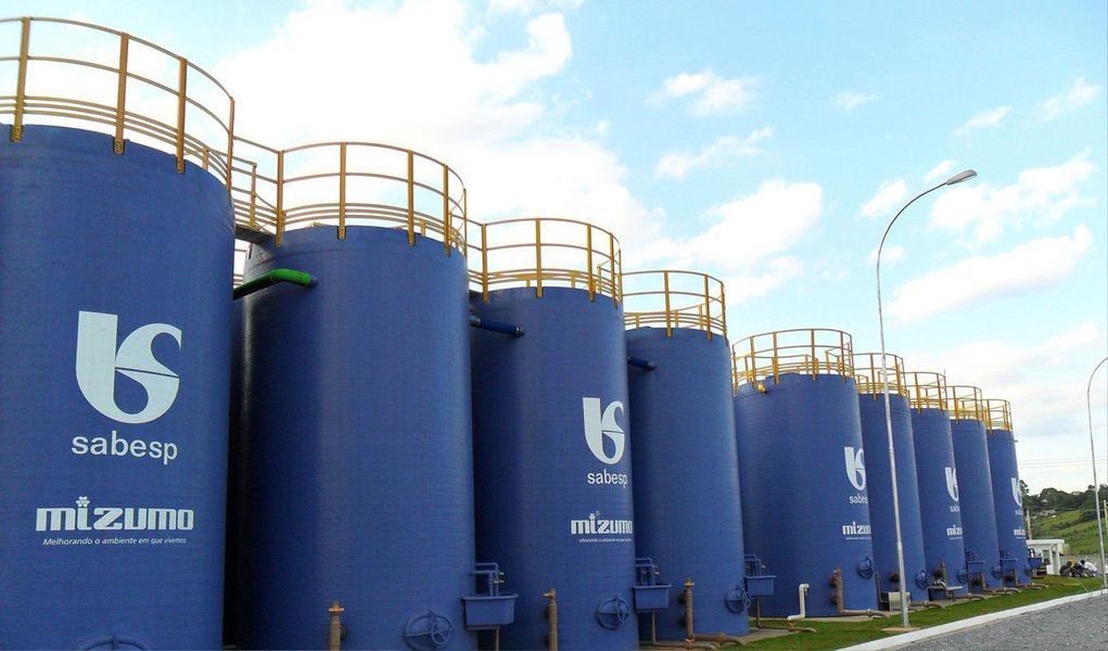 Multas foram aplicadas a cerca de 450 mil consumidores que elevaram o nível de consumo entre os meses de janeiro e março; de acordo com o balanço da Sabesp referente ao primeiro trimestre, a sobretaxa – instituída por conta da crise hídrica enfrentada em São Paulo - auxiliou na redução do impacto negativo registrado na receita operacional da empresa, que foi de R$ 440 milhões no período (Foto: Paulo Emílio) Multas foram aplicadas a cerca de 450 mil consumidores que elevaram o nível de consumo entre os meses de janeiro e março; de acordo com o balanço da Sabesp referente ao primeiro trimestre, a sobretaxa – instituída por conta da crise hídrica enfrentada em São Paulo - auxiliou na redução do impacto negativo registrado na receita operacional da empresa, que foi de R$ 440 milhões no período