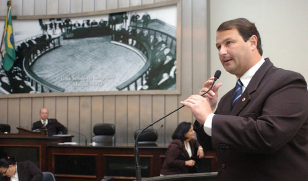 O deputado estadual Dudu Holanda (PSD), durante pronunciamento na Assembleia Legislativa de Alagoas, classificou a discussão sobre “ideologia de gênero” como "safadeza"; ele disse, ainda, que o Legislativo não vai aprovar lei que legitime a proposta; questão voltou a virar tema de pauta na sessão por conta do Plano Estadual de Educação (Foto: Voney Malta) O deputado estadual Dudu Holanda (PSD), durante pronunciamento na Assembleia Legislativa de Alagoas, classificou a discussão sobre “ideologia de gênero” como "safadeza"; ele disse, ainda, que o Legislativo não vai aprovar lei que legitime a proposta; questão voltou a virar tema de pauta na sessão por conta do Plano Estadual de Educação