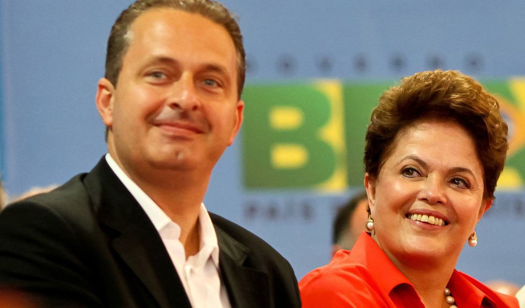 "A homenagem a ele, nessa data, celebra a vida de um líder combativo e é também um momento de saudade. Saudade não só para a família e amigos, mas para todos os brasileiros e brasileiras que perderam um compatriota digno, que sempre trabalhou e acreditou no Brasil" escreveu a presidente Dilma sobre o ex-governador de Pernambuco, Eduardo Campos, que completaria 50 anos nesta segunda-feira e morreu em agosto do ano passado, em acidente aéreo (Foto: Roberta Namour) "A homenagem a ele, nessa data, celebra a vida de um líder combativo e é também um momento de saudade. Saudade não só para a família e amigos, mas para todos os brasileiros e brasileiras que perderam um compatriota digno, que sempre trabalhou e acreditou no Brasil" escreveu a presidente Dilma sobre o ex-governador de Pernambuco, Eduardo Campos, que completaria 50 anos nesta segunda-feira e morreu em agosto do ano passado, em acidente aéreo