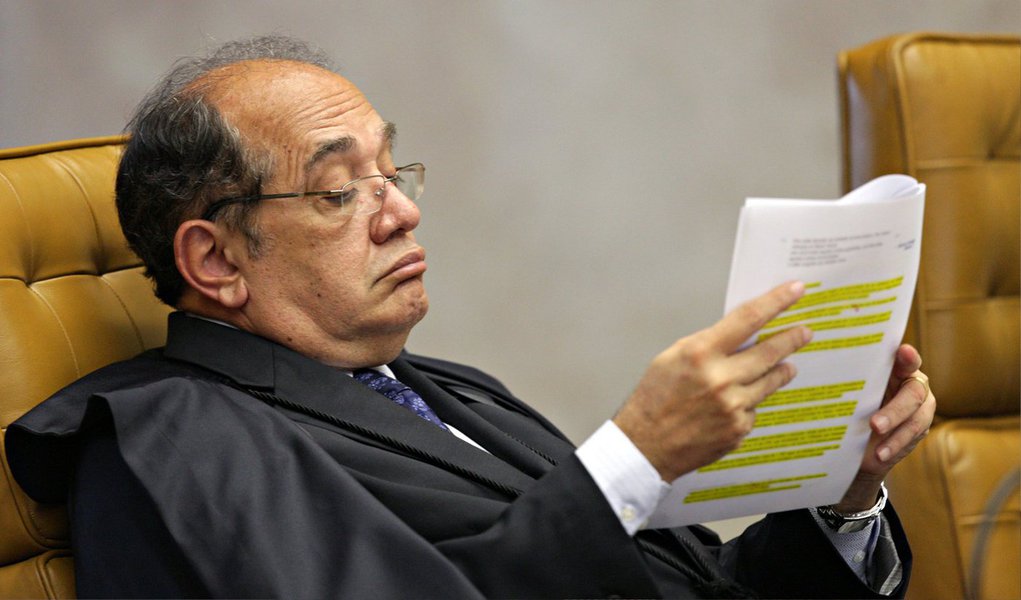 Quase um ano após o ministro Gilmar Mendes, do Supremo Tribunal Federal, pedir vista na Ação Direta de Inconstitucionalidade n° 4.650, em 2 de abril de 2014, não há nenhum indicativo de que ele devolva ao plenário da corte o processo da OAB que pede a proibição de financiamento privado de campanhas políticas; segundo a assessoria do gabinete do ministro, mesmo com os seis votos a um favoráveis ao pleito da OAB, não é possível afirmar que a ação está virtualmente decidida; na semana passada, o deputado federal Jorge Solla (PT-BA) protocolou representação, no CNJ contra Mendes, para que ele se manifeste e dê prosseguimento à ação (Foto: Valter Lima) Quase um ano após o ministro Gilmar Mendes, do Supremo Tribunal Federal, pedir vista na Ação Direta de Inconstitucionalidade n° 4.650, em 2 de abril de 2014, não há nenhum indicativo de que ele devolva ao plenário da corte o processo da OAB que pede a proibição de financiamento privado de campanhas políticas; segundo a assessoria do gabinete do ministro, mesmo com os seis votos a um favoráveis ao pleito da OAB, não é possível afirmar que a ação está virtualmente decidida; na semana passada, o deputado federal Jorge Solla (PT-BA) protocolou representação, no CNJ contra Mendes, para que ele se manifeste e dê prosseguimento à ação