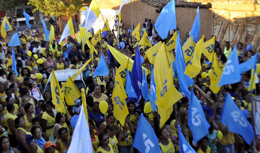 O PSDB pernambucano está avaliando a situação dos integrantes que não seguiram a orientação do partido e apoiaram a candidatura da presidente reeleita Dilma Rouseff; assim como já fizeram o PT e o PPS, o PSDB também deverá expulsar os membros que não seguiram as diretrizes da legenda nas últimas eleições, para recompor os quadros, a legenda tucana tentará identificar novas lideranças em diversos municípios do Estado (Foto: Paulo Emílio) O PSDB pernambucano está avaliando a situação dos integrantes que não seguiram a orientação do partido e apoiaram a candidatura da presidente reeleita Dilma Rouseff; assim como já fizeram o PT e o PPS, o PSDB também deverá expulsar os membros que não seguiram as diretrizes da legenda nas últimas eleições, para recompor os quadros, a legenda tucana tentará identificar novas lideranças em diversos municípios do Estado