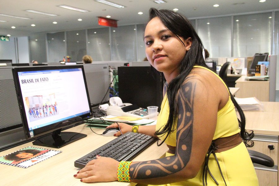 A indígena Célia Nunes Correa, que é de uma tribo Xakriabá, no município de São João das Missões, é a mais nova integrante da equipe do órgão central da Secretaria de Estado de Educação de Minas Gerais; ela tem 25 anos e vai atuar na Superintendência de Modalidades e Temáticas Especiais de Ensino; "As primeiras demandas são a construção da categoria escola indígena e da carreira do professor indígena. Esse projeto está muito bem definido e a proposta que eu trago aqui é como avançar na criação dessa categoria", diz Célia (Foto: Romulo Faro) www.brasil247.com - A indígena Célia Nunes Correa, que é de uma tribo Xakriabá, no município de São João das Missões, é a mais nova integrante da equipe do órgão central da Secretaria de Estado de Educação de Minas Gerais; ela tem 25 anos e vai atuar na Superintendência de Modalidades e Temáticas Especiais de Ensino; "As primeiras demandas são a construção da categoria escola indígena e da carreira do professor indígena. Esse projeto está muito bem definido e a proposta que eu trago aqui é como avançar na criação dessa categoria", diz Célia