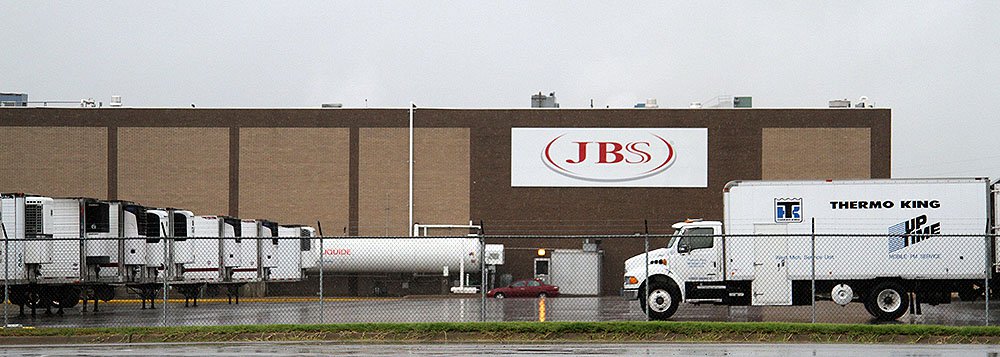 Maior produtora global de carnes, brasileira teve lucro líquido de 1,4 bilhão de reais no primeiro trimestre, forte avanço sobre os 70 milhões de reais obtidos um ano antes, informou a empresa nesta quarta-feira; a operação de carne bovina nos Estados Unidos, que inclui os resultados da Austrália e do Canadá --a maior divisão da JBS em receita--, teve faturamento de 5,2 bilhões de dólares (Foto: Roberta Namour) Maior produtora global de carnes, brasileira teve lucro líquido de 1,4 bilhão de reais no primeiro trimestre, forte avanço sobre os 70 milhões de reais obtidos um ano antes, informou a empresa nesta quarta-feira; a operação de carne bovina nos Estados Unidos, que inclui os resultados da Austrália e do Canadá --a maior divisão da JBS em receita--, teve faturamento de 5,2 bilhões de dólares