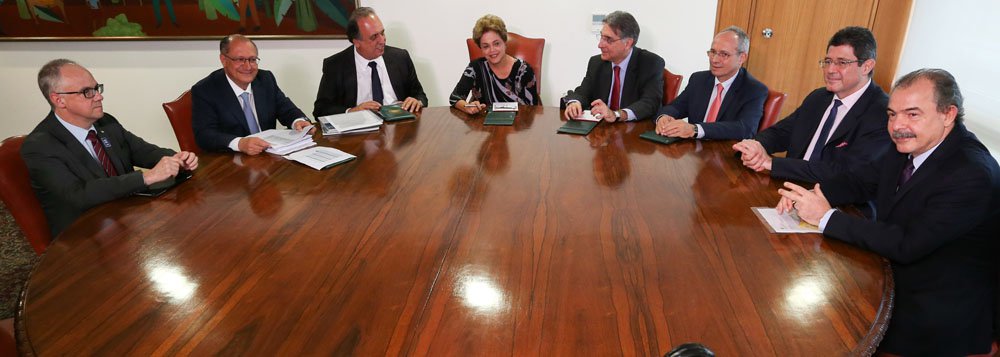 Após reunião com a presidente Dilma Rousseff para discutir propostas do pacto federativo, governador de São Paulo, Geraldo Alckmin (PSDB), recuou no golpismo de seu partido; declarou apoio à reforma do ICMS do governo e disse que o afastamento de Dilma “não está em discussão neste momento. Importante agora é investigação, investigação, investigação. Nós somos cumpridores da Constituição”; ele também se mostra contra participar de eventual governo de coalizão do vice-presidente Michel Temer: “O poder, reafirma ele, só deve ser conquistado pelas urnas” (Foto: Roberta Namour) Após reunião com a presidente Dilma Rousseff para discutir propostas do pacto federativo, governador de São Paulo, Geraldo Alckmin (PSDB), recuou no golpismo de seu partido; declarou apoio à reforma do ICMS do governo e disse que o afastamento de Dilma “não está em discussão neste momento. Importante agora é investigação, investigação, investigação. Nós somos cumpridores da Constituição”; ele também se mostra contra participar de eventual governo de coalizão do vice-presidente Michel Temer: “O poder, reafirma ele, só deve ser conquistado pelas urnas”