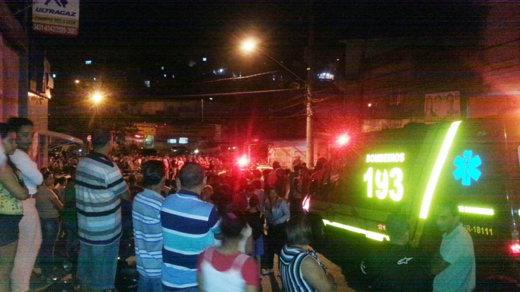 Os laudos parciais do Instituto de Criminalística indicam que os tiros disparados contra as vítimas do massacre, ocorrido anteontem (13) à noite em Barueri e Osasco, a oeste da Grande São Paulo, partiram de armas de calibres 38, .380, 9mm e 45; as de calibre 38 e .380 são usadas pela Guarda Civil; as 9mm são de uso exclusivo das Forças Armadas e da Polícia Federal, de acordo com informação divulgada à tarde pela Secretaria de Segurança Pública (Foto: Leonardo Attuch) Os laudos parciais do Instituto de Criminalística indicam que os tiros disparados contra as vítimas do massacre, ocorrido anteontem (13) à noite em Barueri e Osasco, a oeste da Grande São Paulo, partiram de armas de calibres 38, .380, 9mm e 45; as de calibre 38 e .380 são usadas pela Guarda Civil; as 9mm são de uso exclusivo das Forças Armadas e da Polícia Federal, de acordo com informação divulgada à tarde pela Secretaria de Segurança Pública